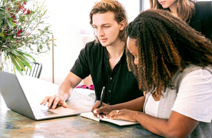 Top tools for setting and tracking funding goals for startups, including QuickBooks, LivePlan, and PlanGuru.
