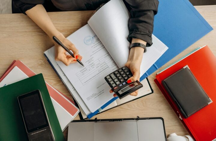 Detailed guide on estimating project costs with effective methods and strategies for successful project budgeting.